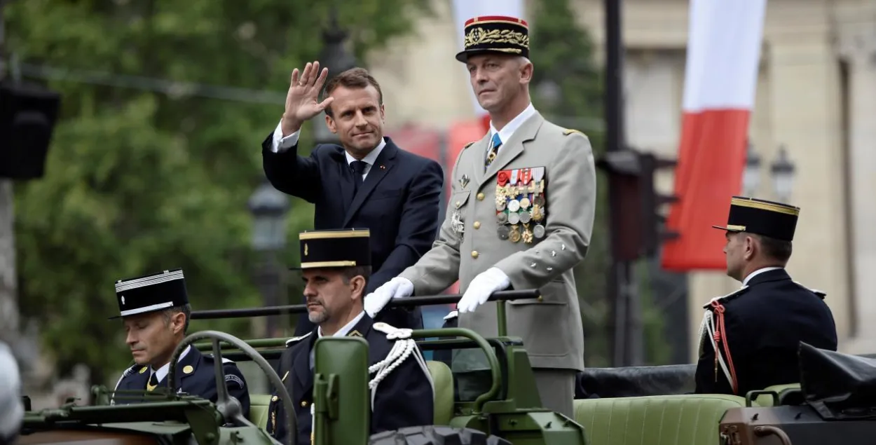 Макрон отменил военный парад в День взятия Бастилии 14 июля из-за коронавируса