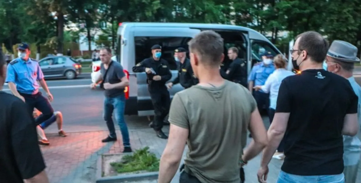 Стычка протестующих и милиционеров в Молодечно в июне 2020-го / rh.by​