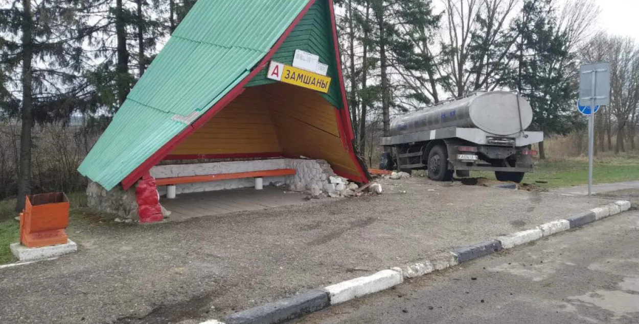 Малакавоз пад Маларытай урэзаўся ў прыпынак (фота)