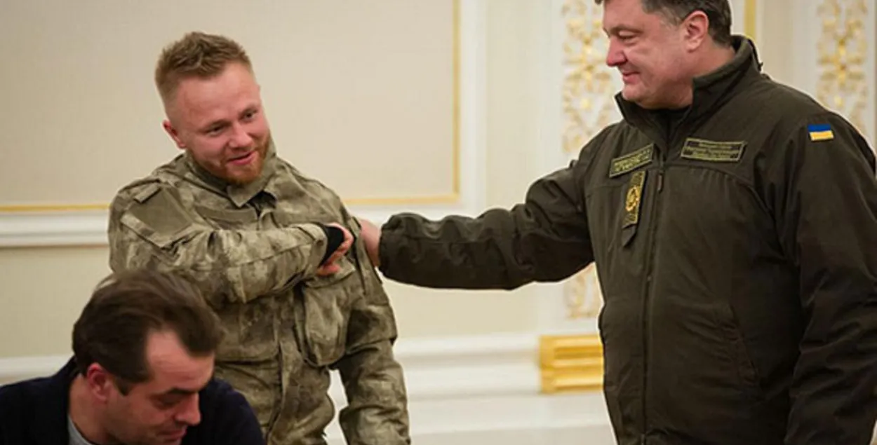 Петр Порошенко (справа) похлопывает по плечу Сергея &quot;Малюту&quot; Коротких / censor.net.ua