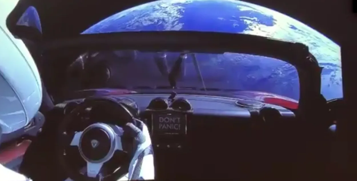 Аўтамабіль “Tesla” Ілана Маска ўнеслі ў базу касмічных караблёў