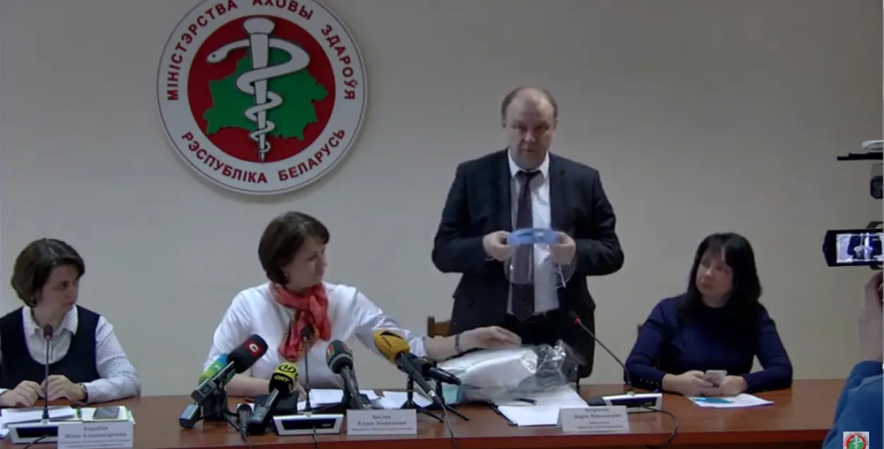 Борис Андросюк показывает белорусские медицинские изделия / кадр из видео​