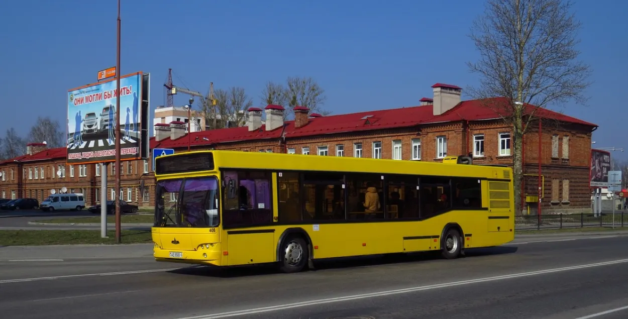 Брэсцкі школьнік зламаў нагу ў аўтобусе, кіроўца якога рэзка затармазіў