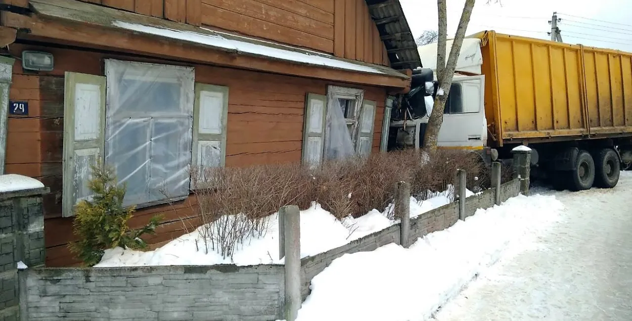 В деревне под Гродно грузовик МАЗ врезался в жилой дом | Новости Беларуси |  euroradio.fm