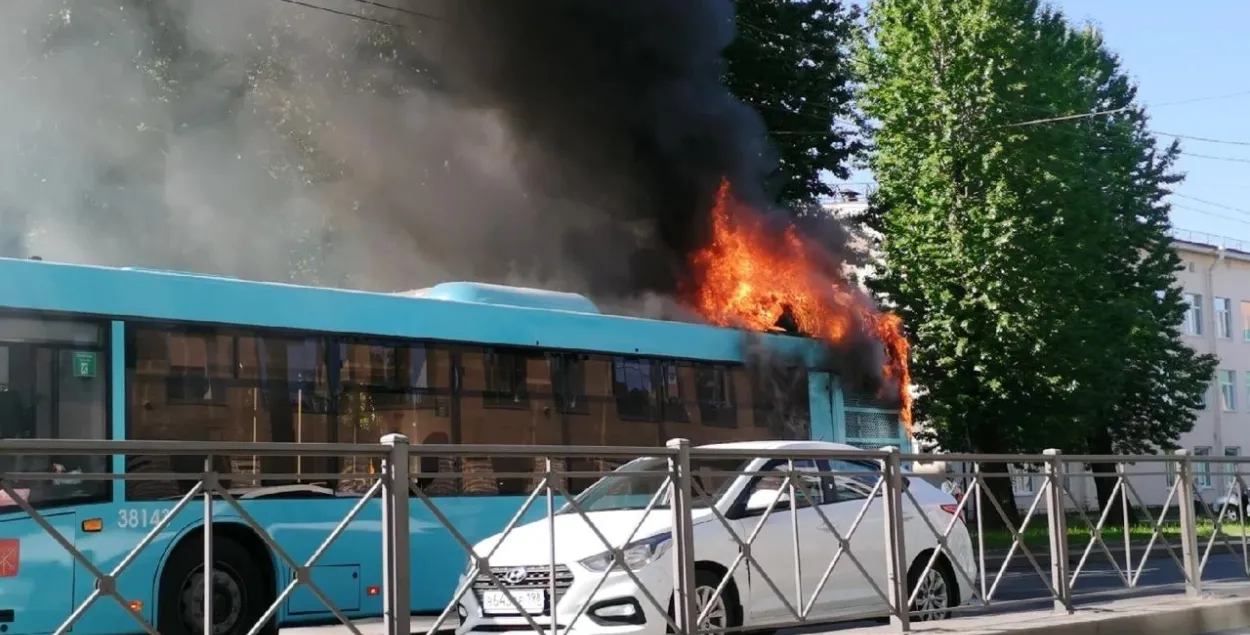 В Санкт-Петербурге сгорел ещё один пассажирский автобус МАЗ | Новости  Беларуси | euroradio.fm