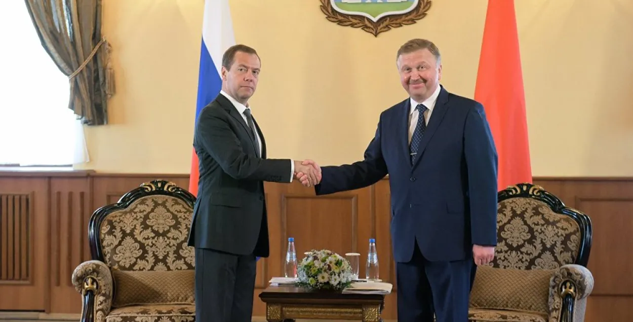 Премьер-министр России Дмитрий Медведев и бывший премьер Беларуси Андрей Кобяков. Архивное фото пресс-службы белорусского правительства.