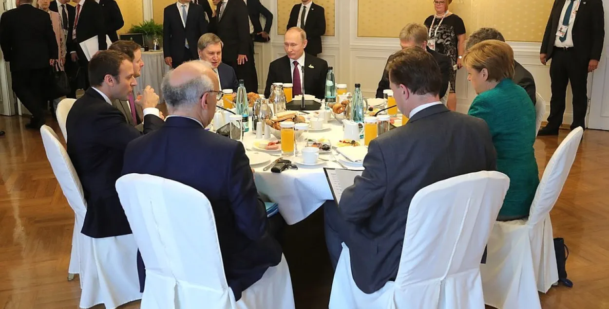 Меркель, Пуцін і Макрон паснедалі разам і пагутарылі пра Украіну