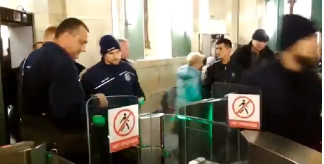 Мінскія дынамаўцы дабіраліся на сустрэчу з маскоўскімі на метро (відэа)