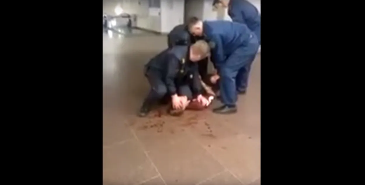 Міліцыя затрымала жанчыну, якая зняла на відэа жорсткае затрыманне ў метро
