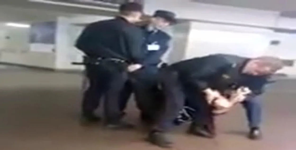 Хлопца, які біўся з міліцыяй у метро, вінавацяць у сэксе з непаўналетняй