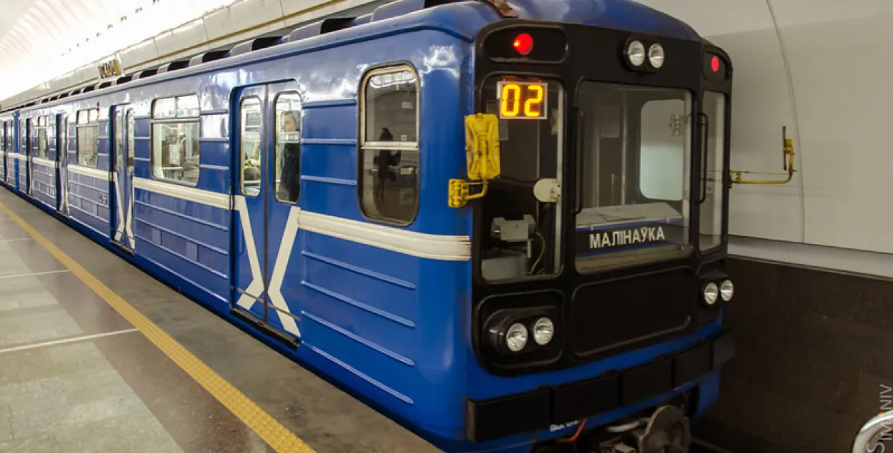 У мінскім метро мужчына зваліўся паміж вагонамі цягніка