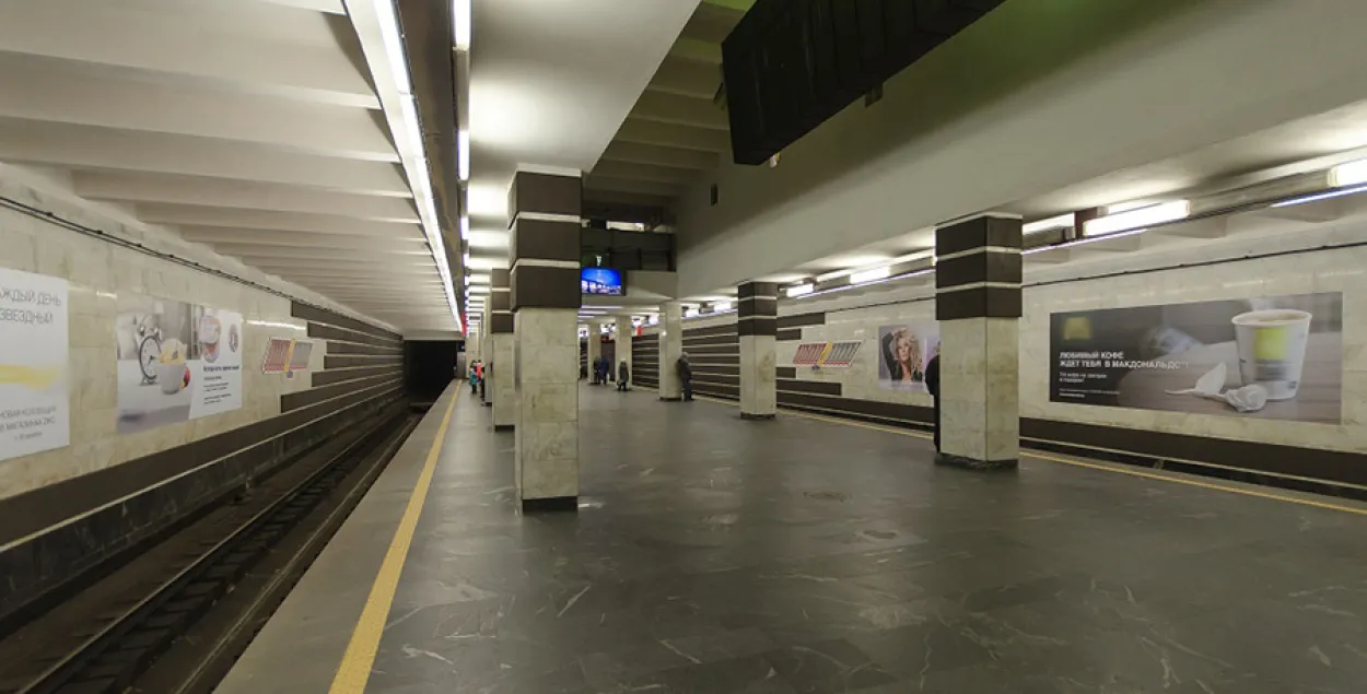 На станцыях мінскага метро прыбяруць усю вонкавую рэкламу
