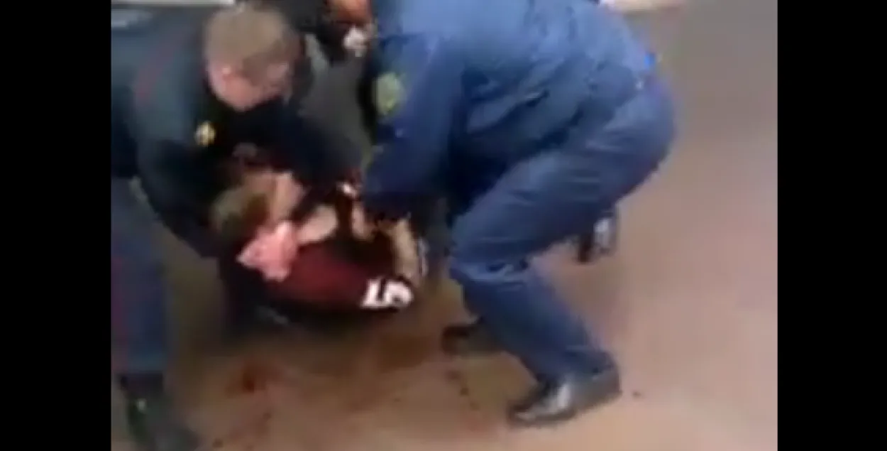 На станцыі метро “Кастрычніцкая” жорстка затрымалі хлопца, які біўся з міліцыяй