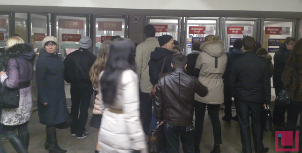 У мінскім метро дзяжураць узброеныя аўтаматамі байцы АМАП