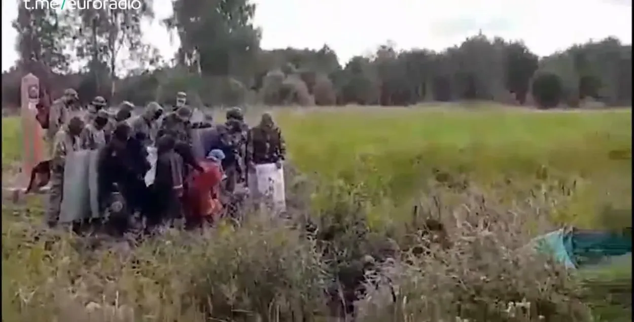 Пограничники выталкивают беженцев в сторону Литвы / кадр из видео