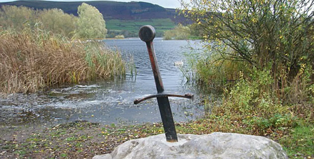 Ва Уэльсе скралі замураваны ў камені "меч караля Артура"