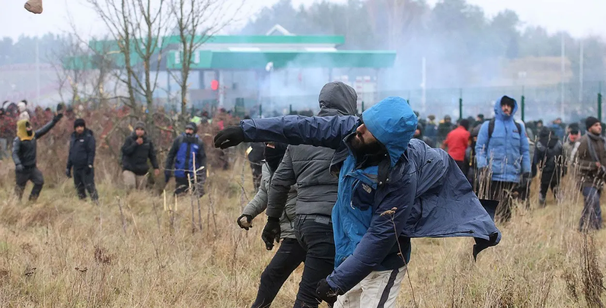 В беспорядках на границе участвовали и белорусские офицеры, считают в Варшаве