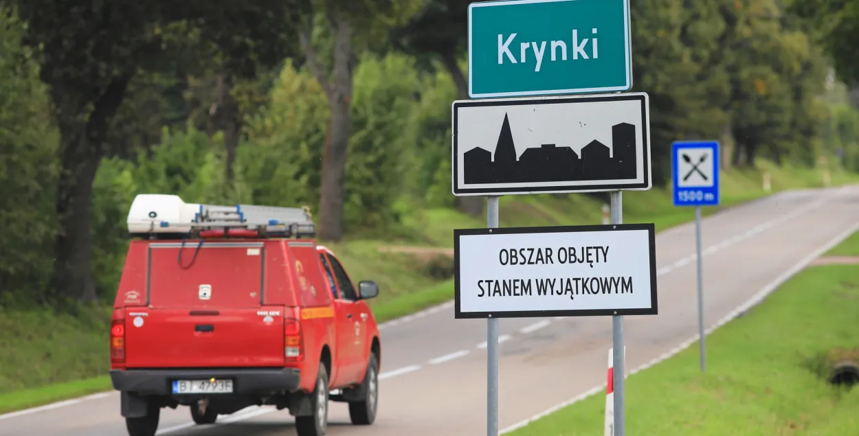 У раёнах Польшчы, якія мяжуюць з Беларуссю, усталяваныя дарожныя знакі &quot;Зона надзвычайнага становішча&quot; / Reuters