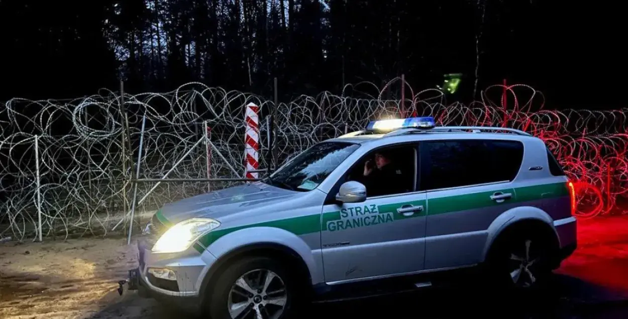 Бросали камни и петарды: Погранслужба Польши о попытке мигрантов перейти границу