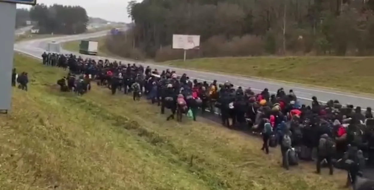 Мигранты идут к границе с Польшей, подтвердили в Погранкомитете Беларуси