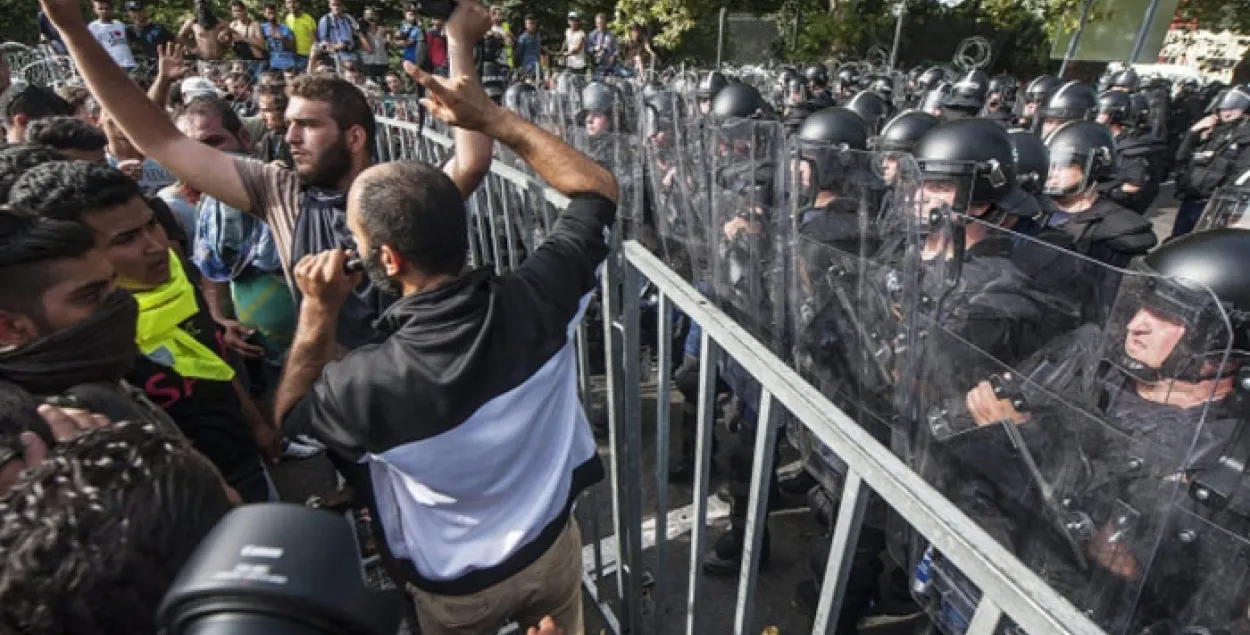 Паліцыя Венгрыі ўжыла слезацечны газ супраць мігрантаў