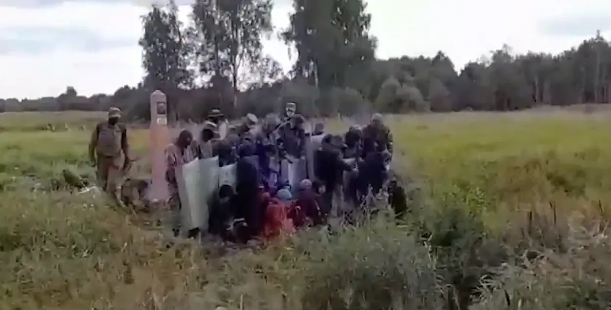 Опубликовано видео, где люди со щитами и в форме гонят мигрантов в Литву