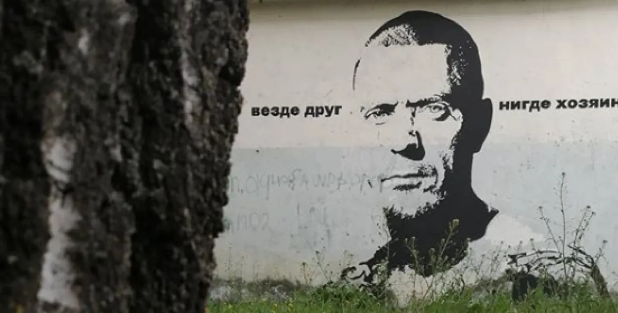 “Ляпис-98” променял Пружаны на Слуцк — и получил едкое граффити