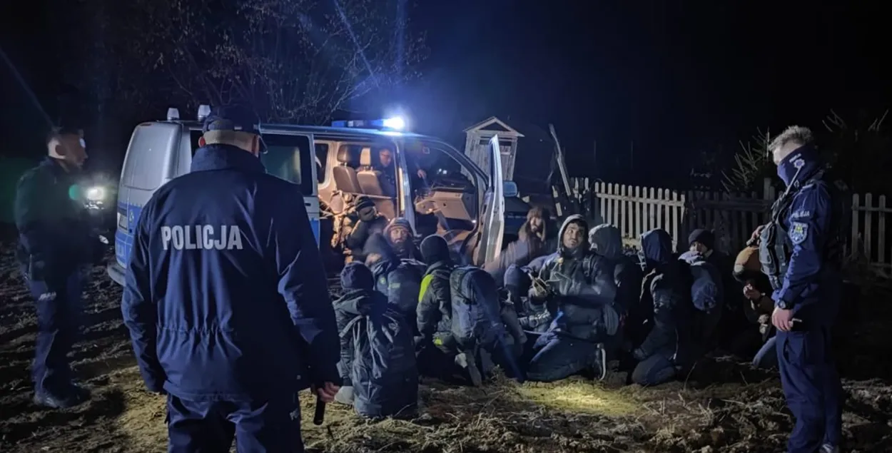 Міністр абароны Польшчы: усіх мігрантаў, якія прарваліся праз мяжу, затрымалі