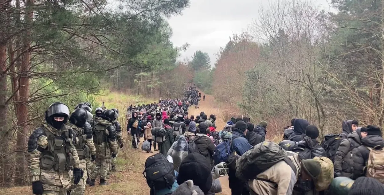 Мигранты идут к переходу Брузги-Кузница / twitter.com/TadeuszGiczan​