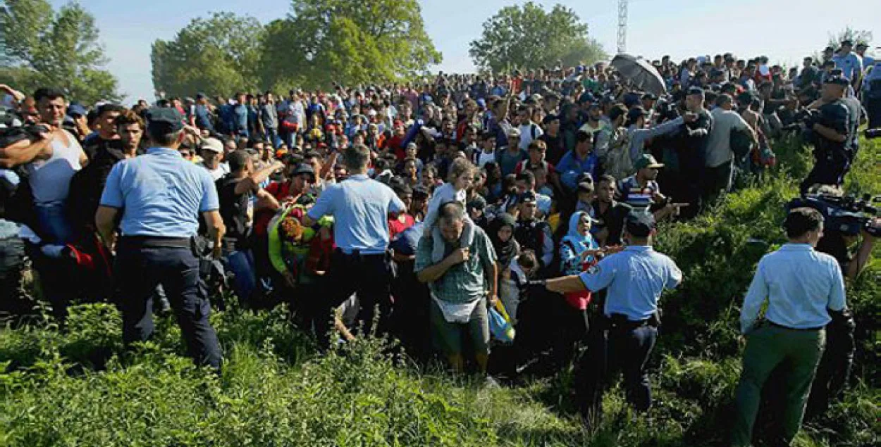 Сотні бежанцаў прарваліся праз паліцэйскі кардон ў Харватыю