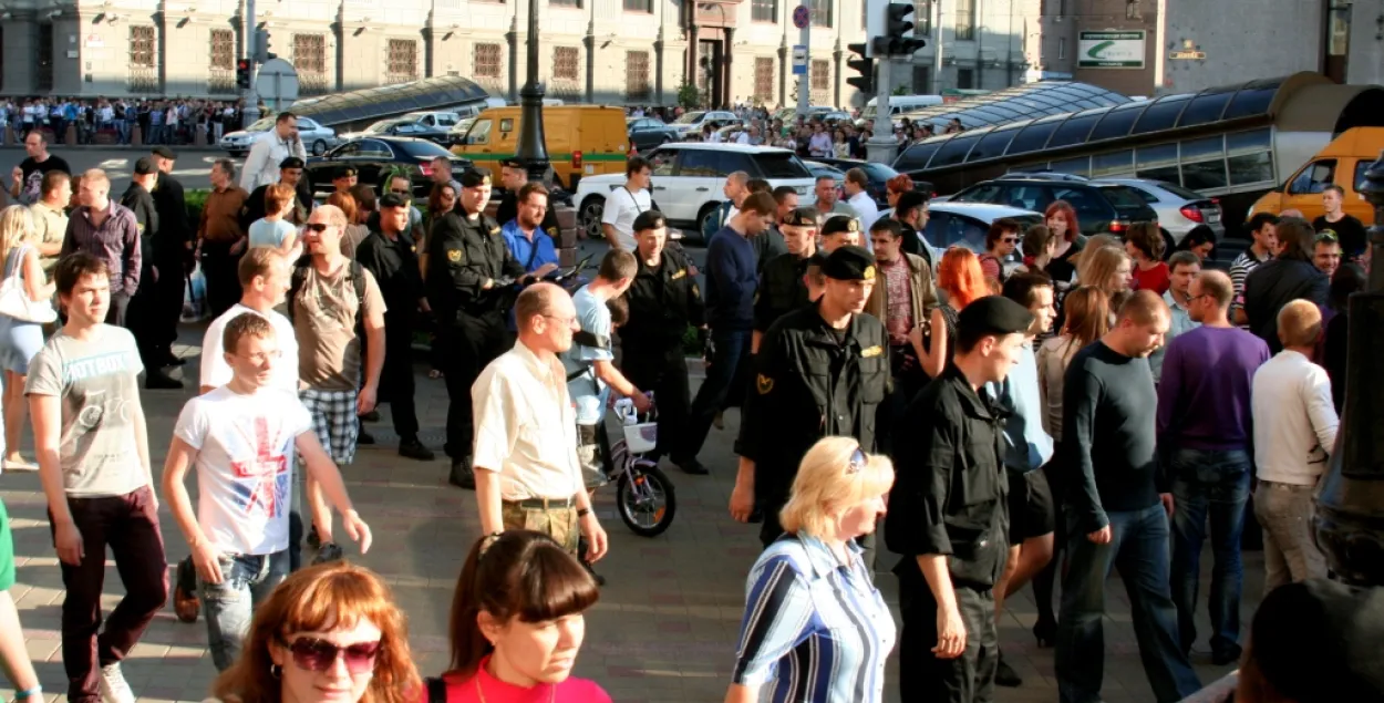 У Беларусі прапаноўваюць забараніць фота людзей на вуліцы без дазволу