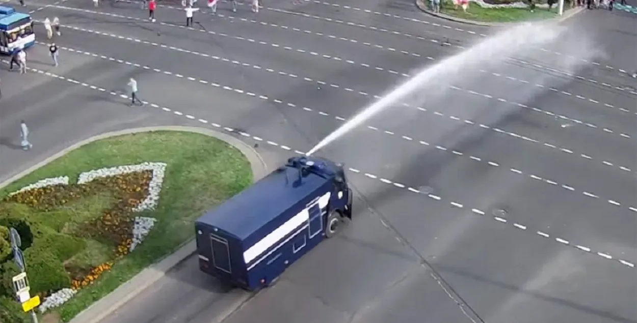 Водомет разгоняет протестующих. Брест, 13 сентября 2020 года / Скриншот с видео