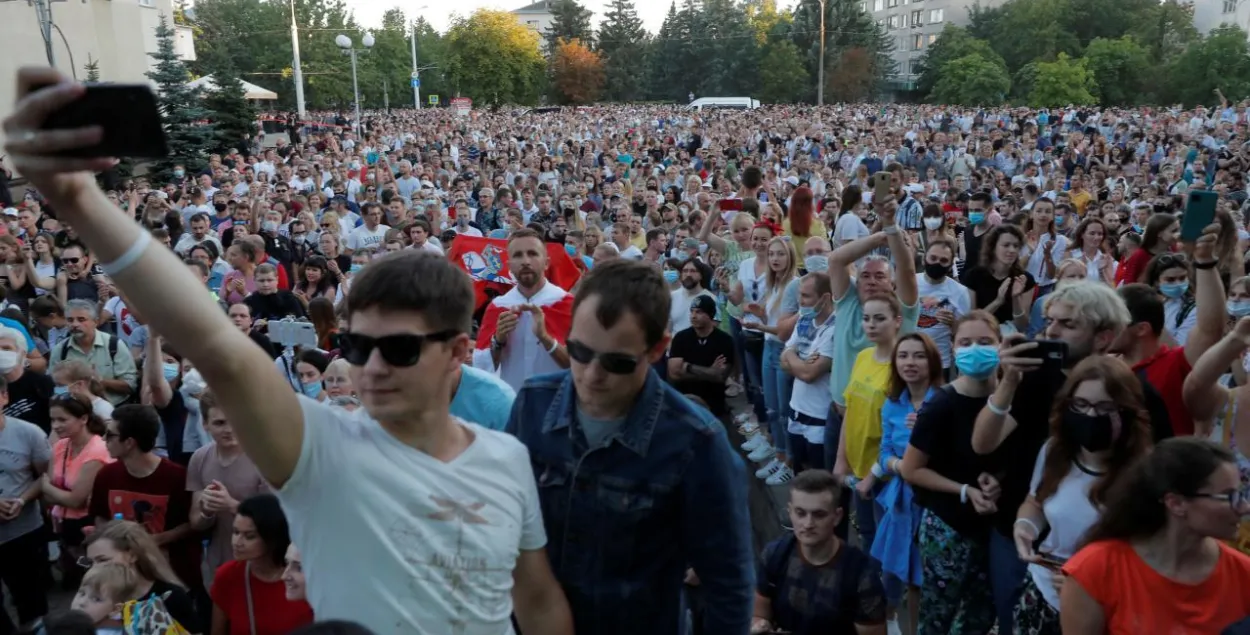 Люди собрались в Киевском сквере, куда должна была прийти Тихановская / Reuters