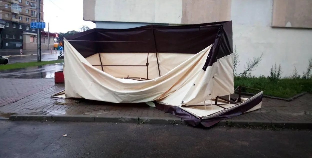 Падчас залевы ў Мінску на студэнтаў звалілася гандлёвая палатка