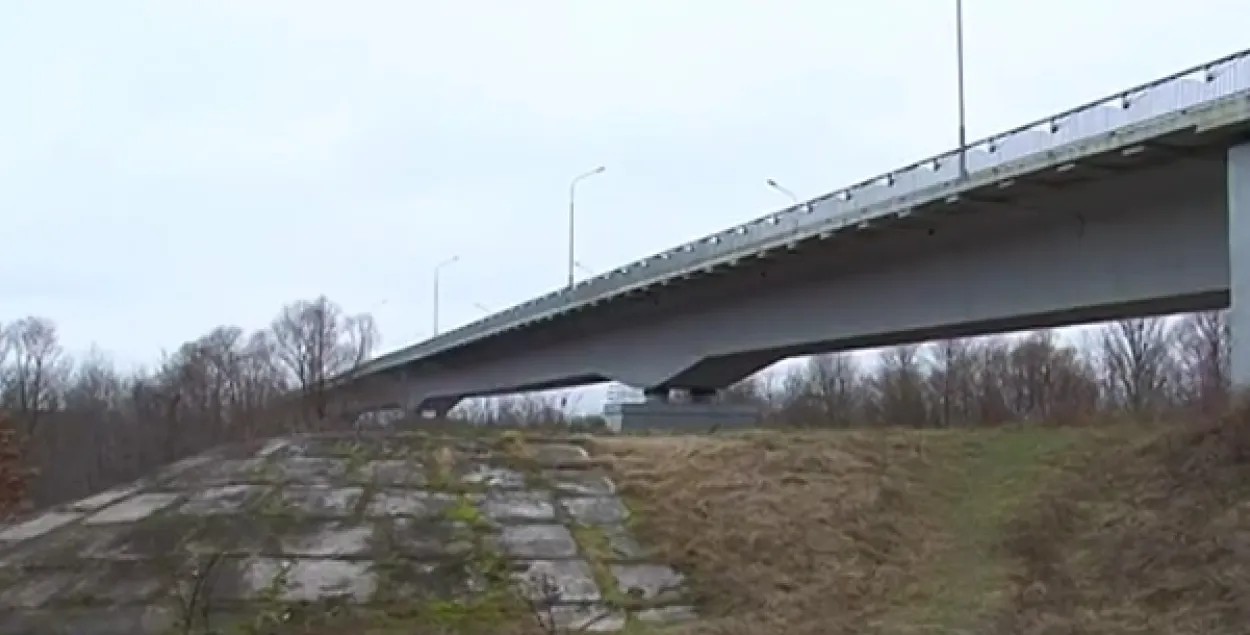 У Гомельскай вобласці яшчэ адзін мост прызналі аварыйным (відэа)