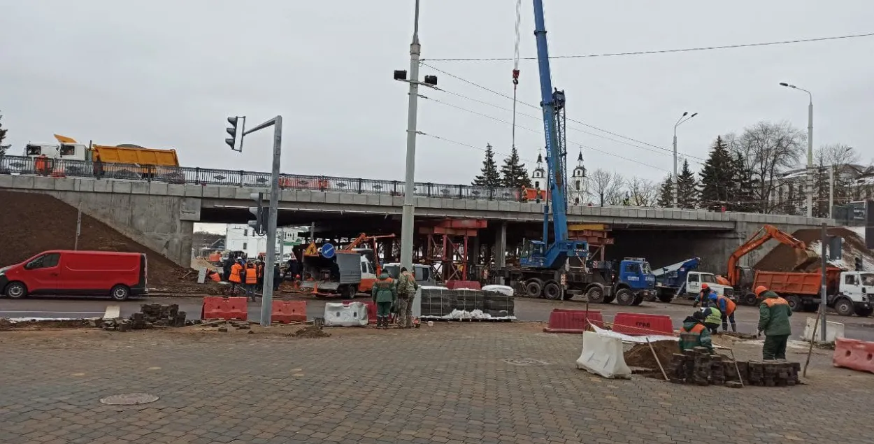 Возобновляется движение транспорта в районе рухнувшего моста в Минске