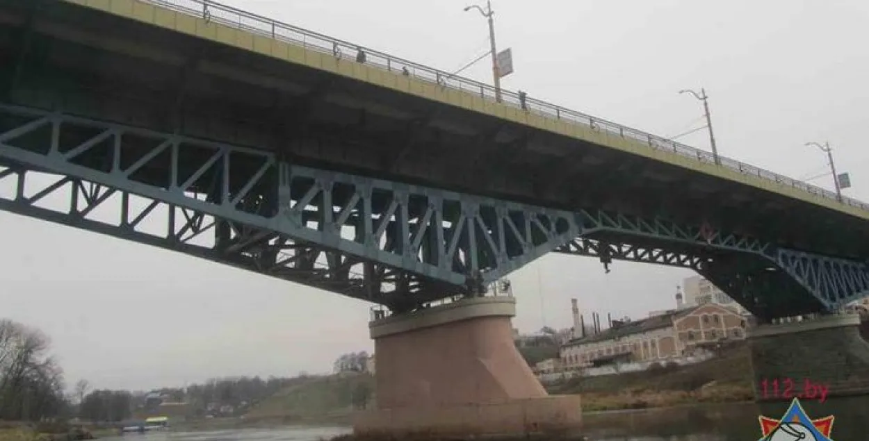 Гродзенскі кіроўца аўтобуса, які скокнуў з моста, у лякарні ў цяжкім стане