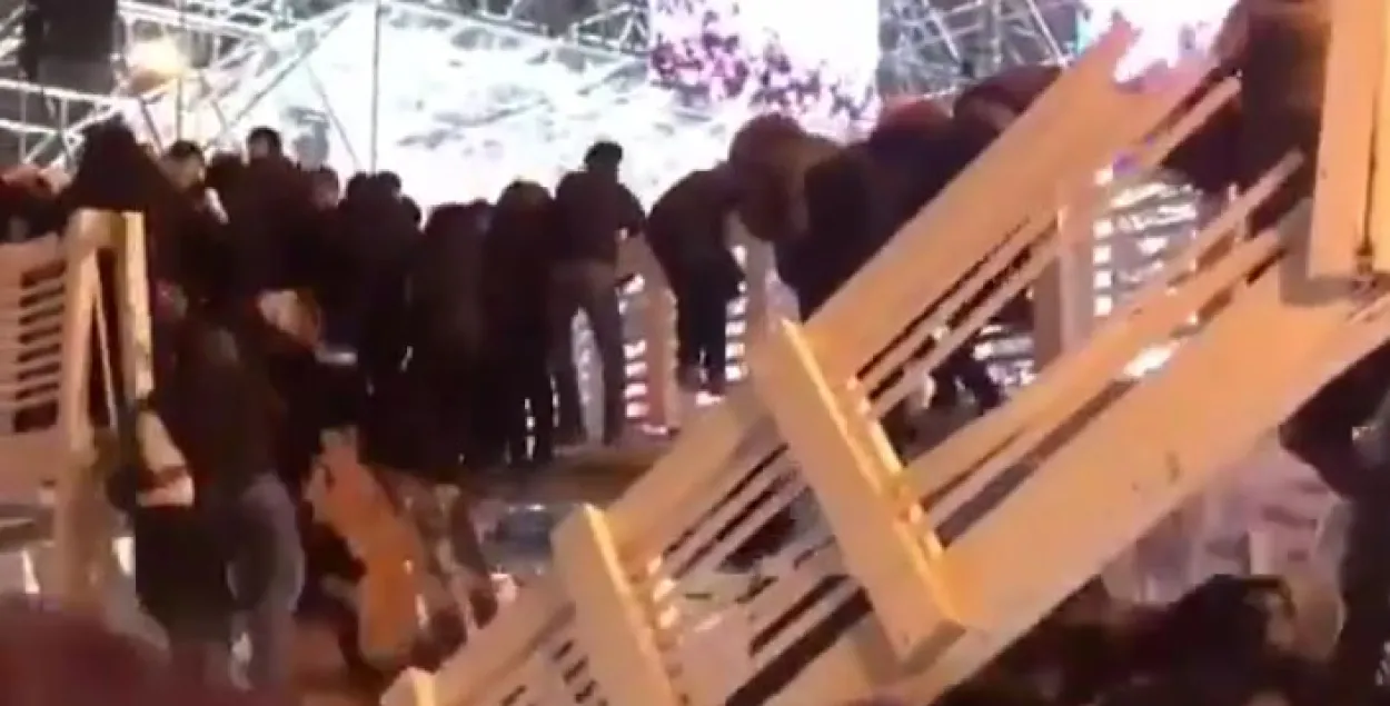 У Маскве падчас выканання гімна Расіі абрынуўся мост з людзьмі (відэа)
