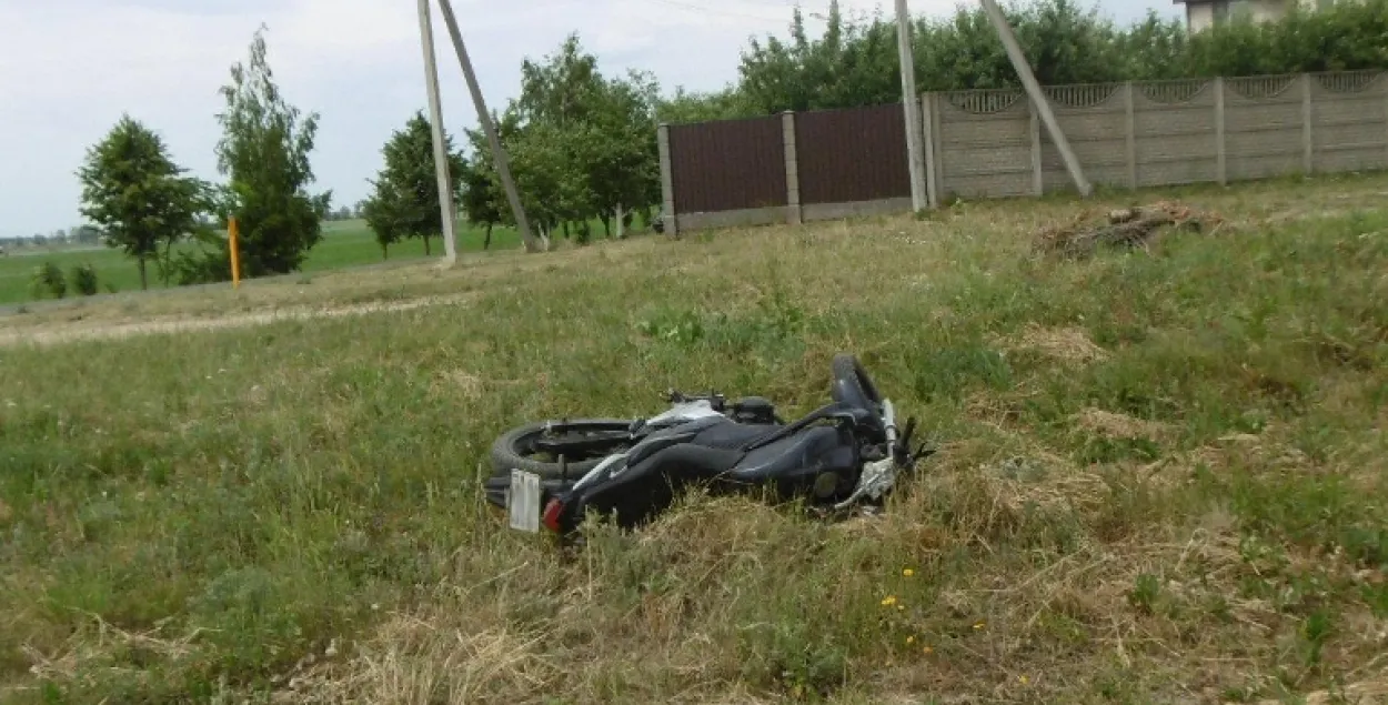 У Дзяржынску 20-гадовы матацыкліст трапіў пад грузавік і загінуў