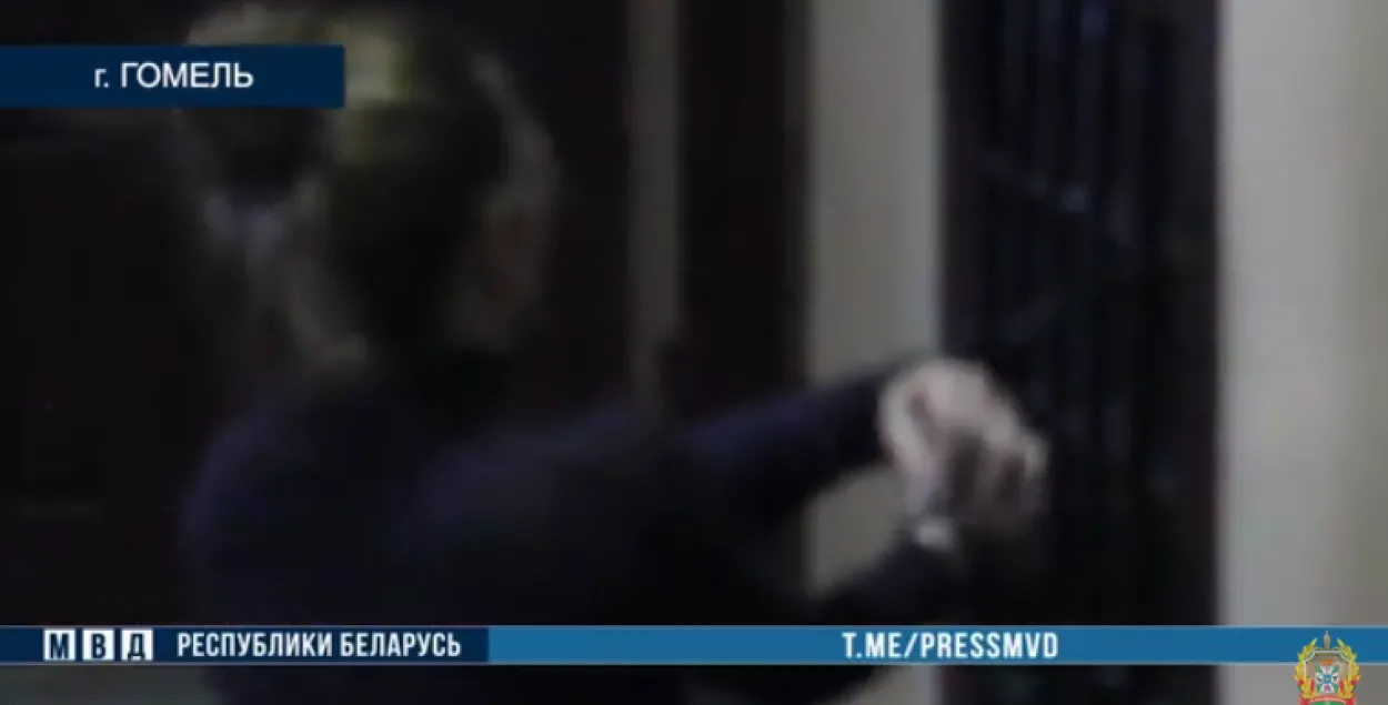 На видео МВД видно, что женщину приковали наручниками к решётке​