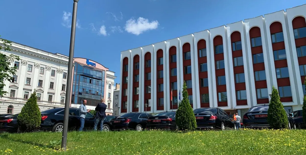 Автомобили иностранных дипломатов возле МИД Беларуси / Еврорадио​
