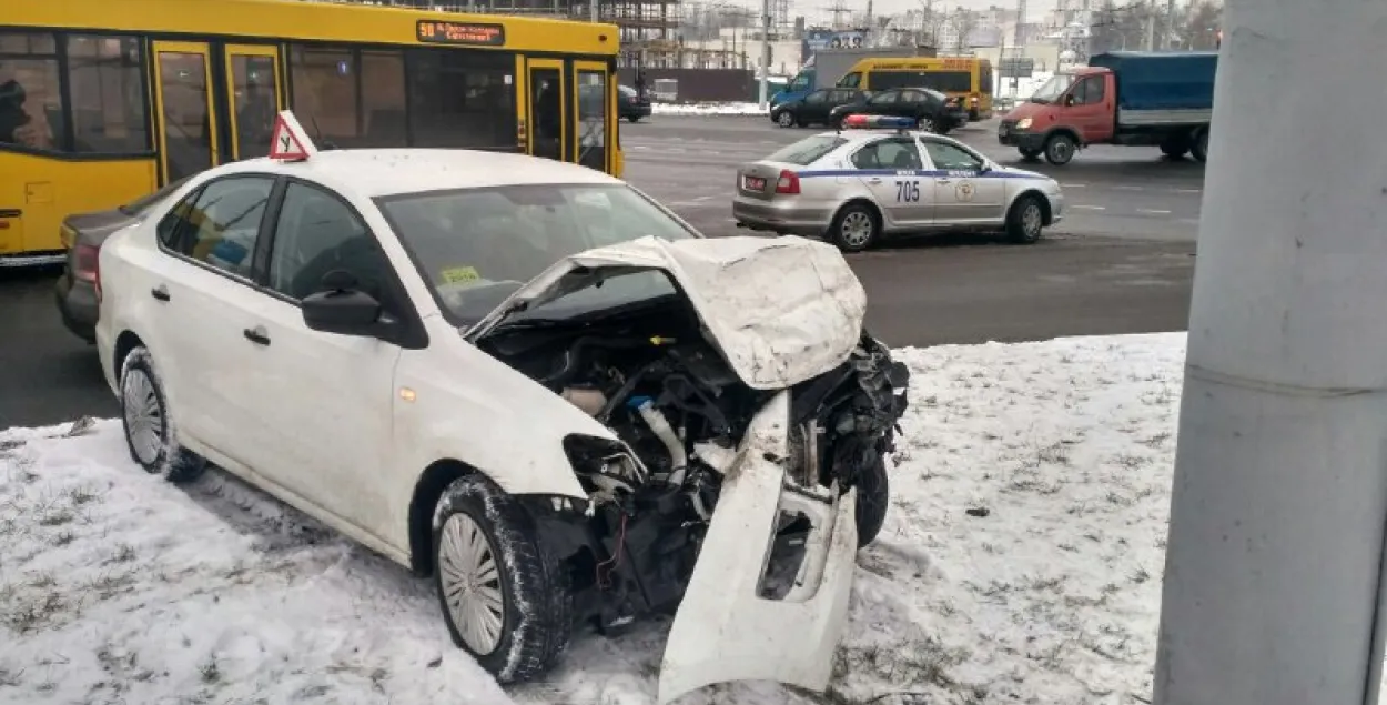 В Минске в ДТП попал учебная машина, её отбросило на несколько метров  (фото) | Новости Беларуси | euroradio.fm