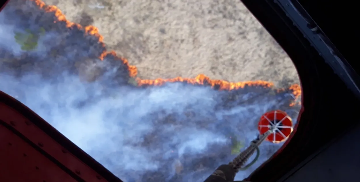 Авіяцыя МНС тушыць Альманскія балоты, плошча пажару — 200 гектараў (відэа)