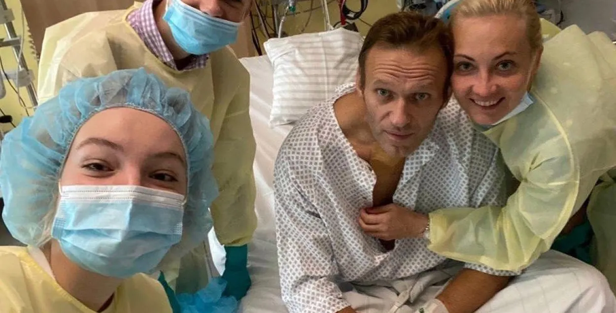 Алексей Навальный с семьёй в больничной палате в Берлине / instagram.com/navalny​