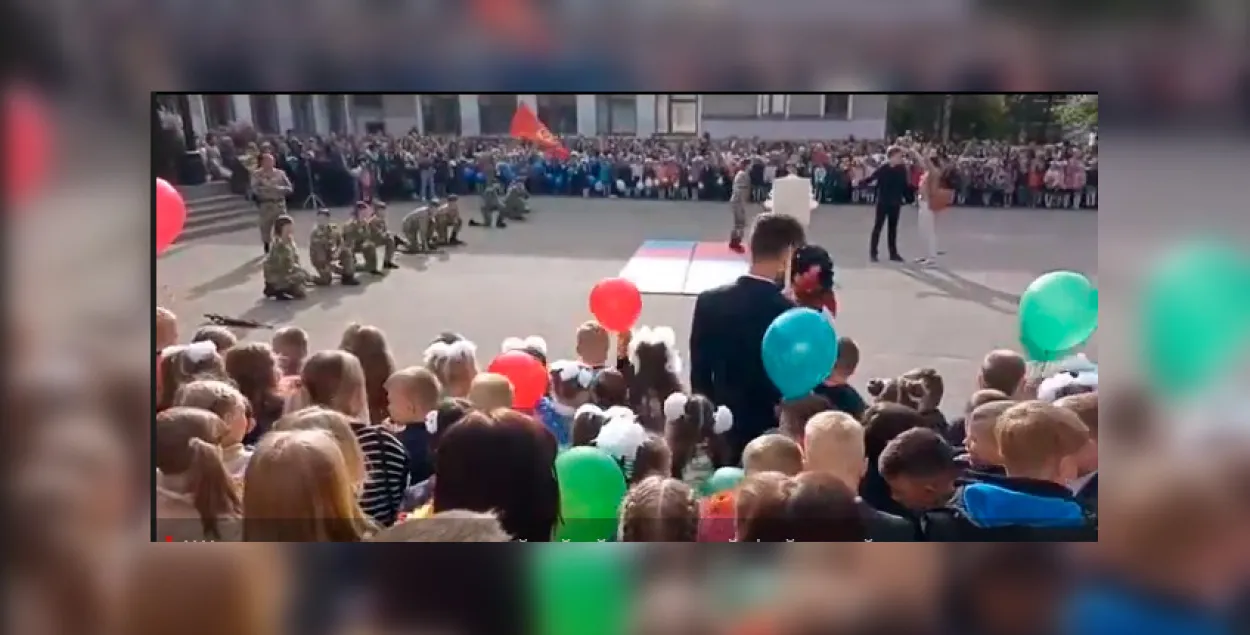 Антивоенная акция на школьной линейке / кадр из видео​