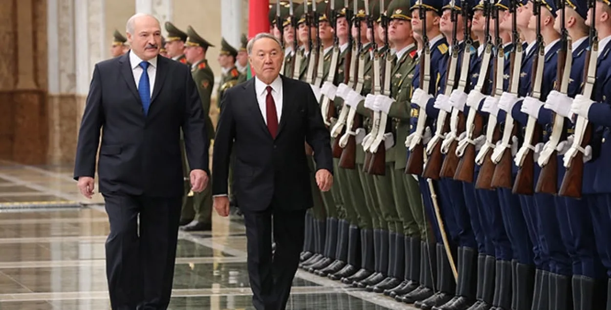 Лукашэнка прызнаўся, што вельмі шмат пазычае ў Назарбаева ў будаўніцтве