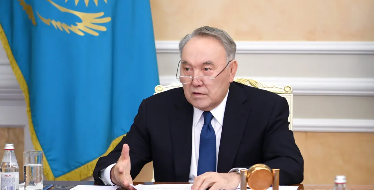 Сенат Казахстана лишил Назарбаева пожизненной должности главы Совбеза