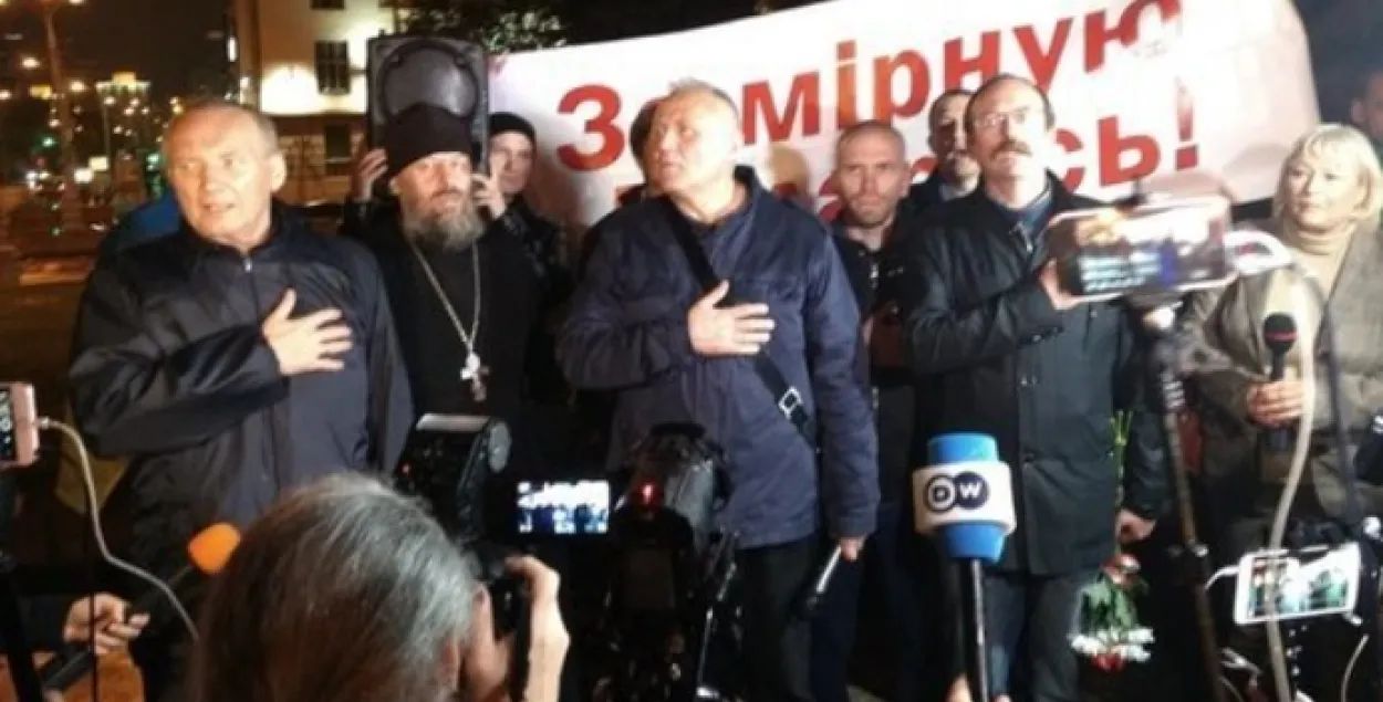 Владимир Некляев (слева) во время акции 8 сентября.