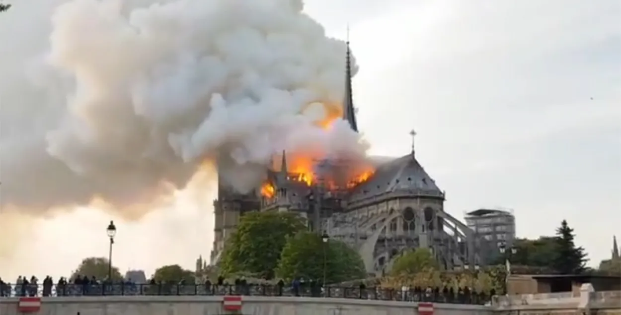 Пожар в соборе Парижской Богоматери / Кадр из видео