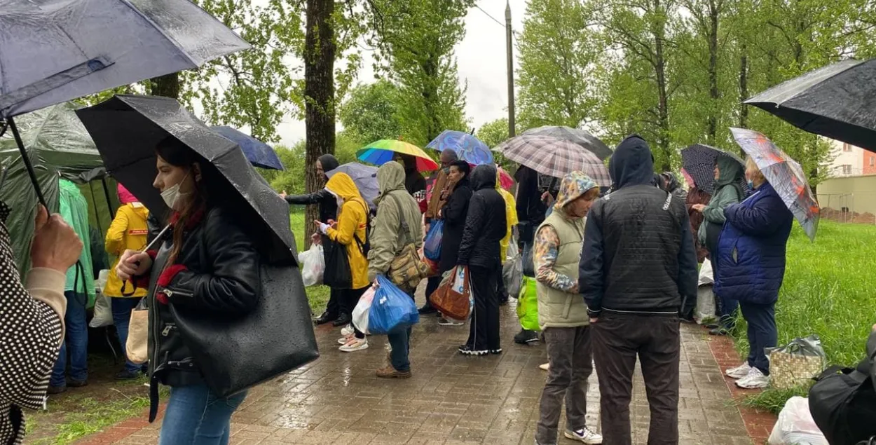 Перед изолятором на Окрестина под дождем собрались люди  